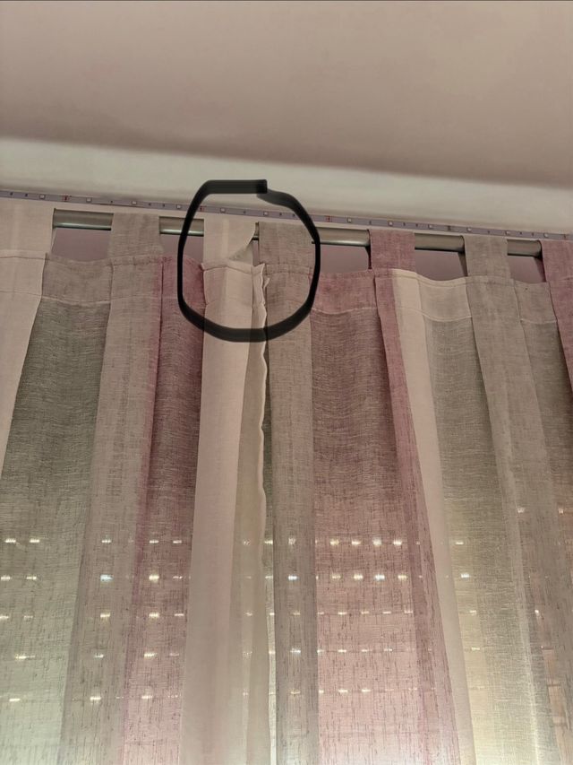 Cortina visillo blanca y lila con barra plateada.