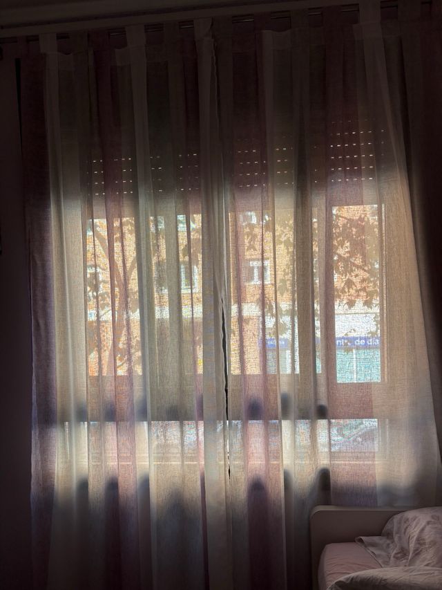 Cortina visillo blanca y lila con barra plateada.