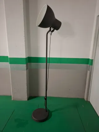 Lámpara de pie negra