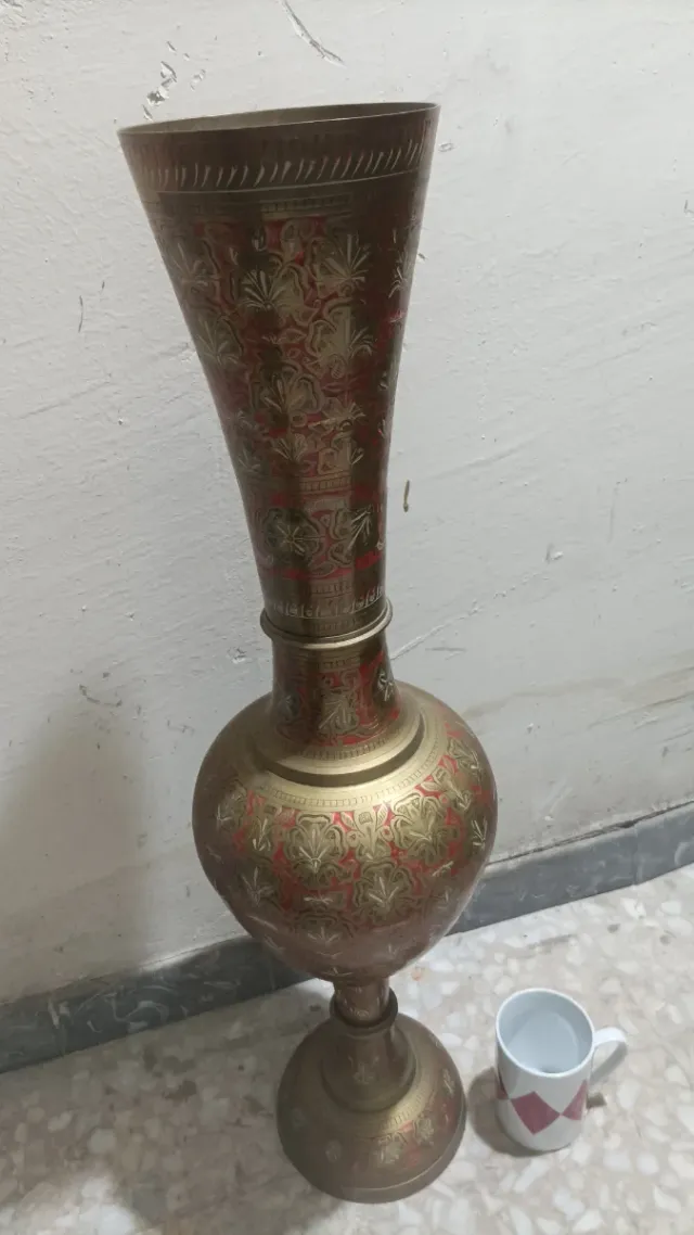 Jarrón árabe grande de metal