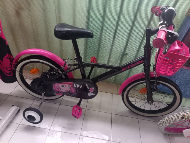 Bici niña B'TWIN con ruedines ent.