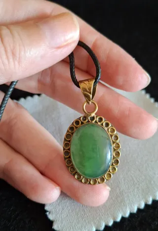 Colgante Jade Nefrita y Latón.