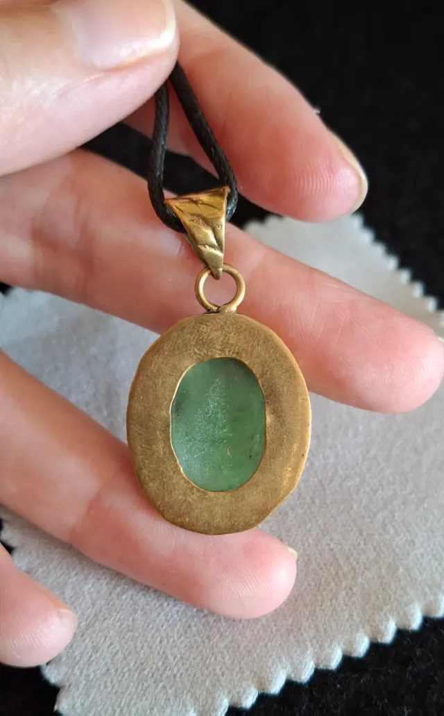 Colgante Jade Nefrita y Latón.