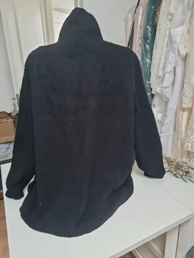 Chaqueta súper calentita negra puede dar maximo XL