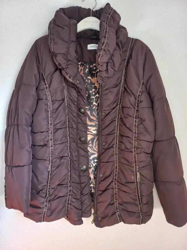 Abrigo acolchado marrón talla 44