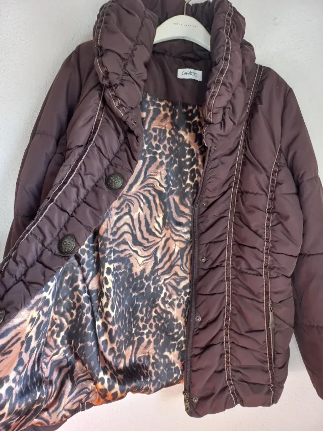 Abrigo acolchado marrón talla 44