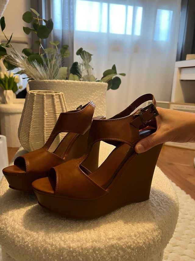 Sandalias de cuña marrones