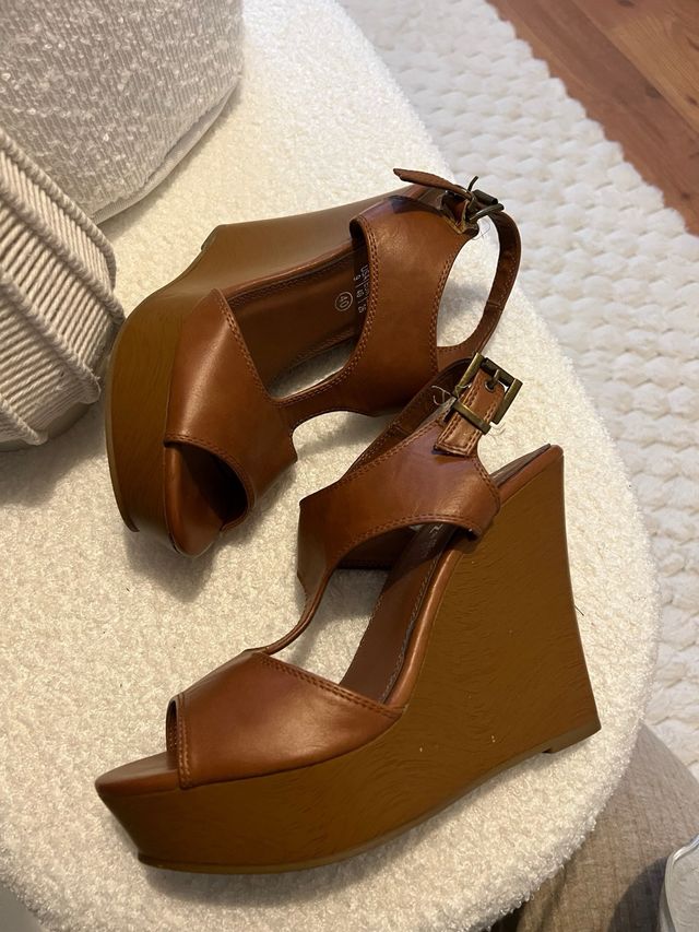 Sandalias de cuña marrones