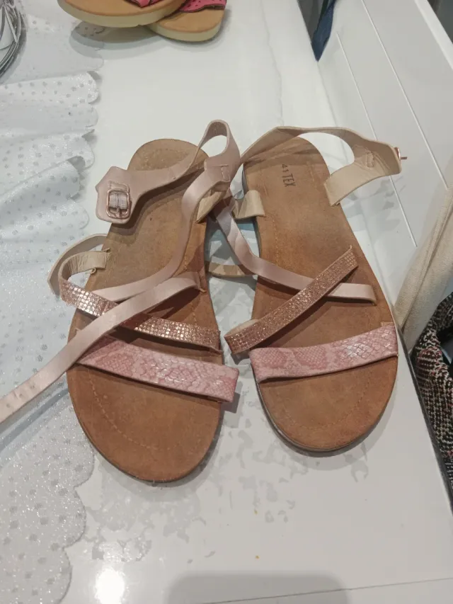 Sandalias doradas y rosas