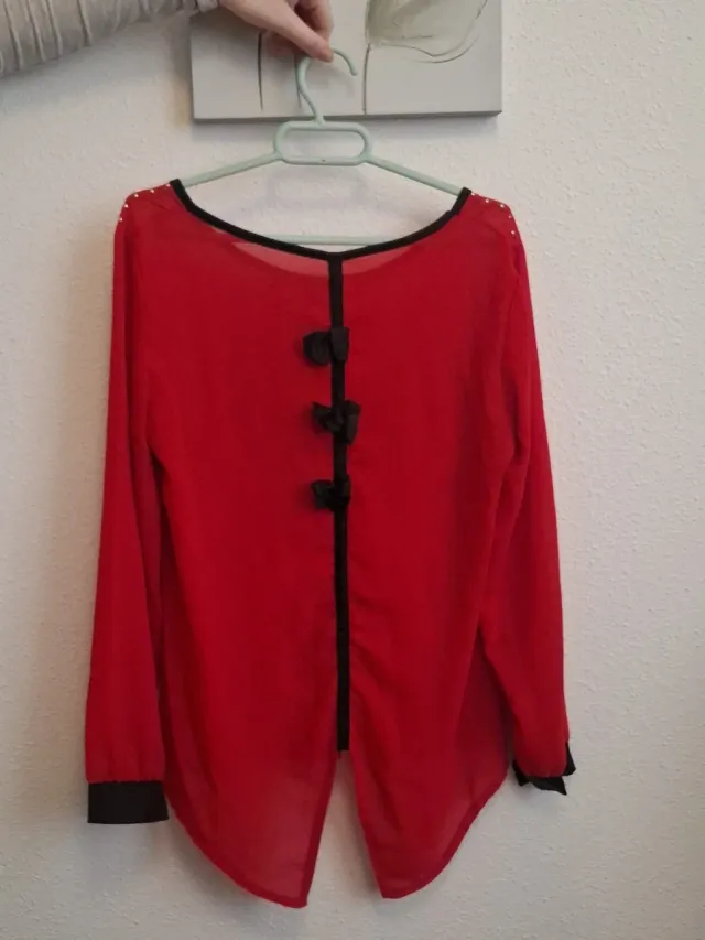 Camisa roja con lazos negros