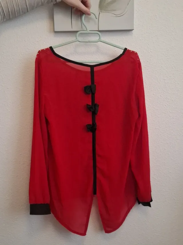 Camisa roja con lazos negros