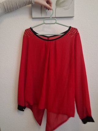 Camisa roja con lazos negros