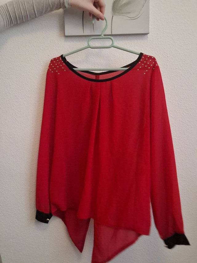 Camisa roja con lazos negros