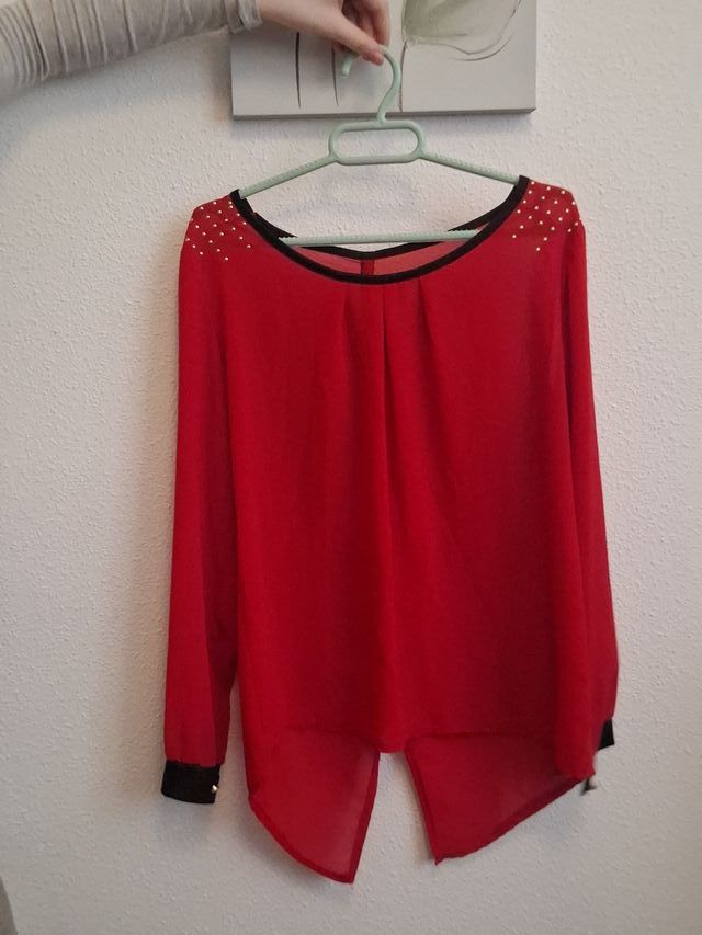 Camisa roja con lazos negros