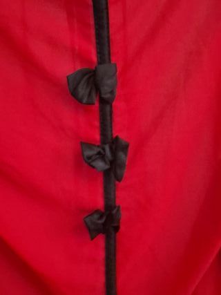 Camisa roja con lazos negros
