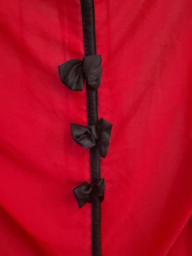 Camisa roja con lazos negros