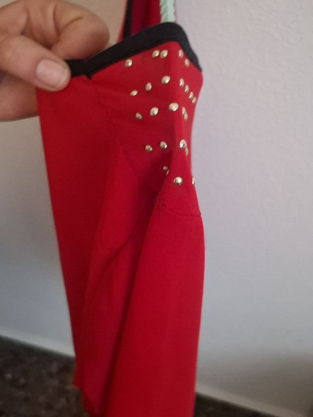 Camisa roja con lazos negros