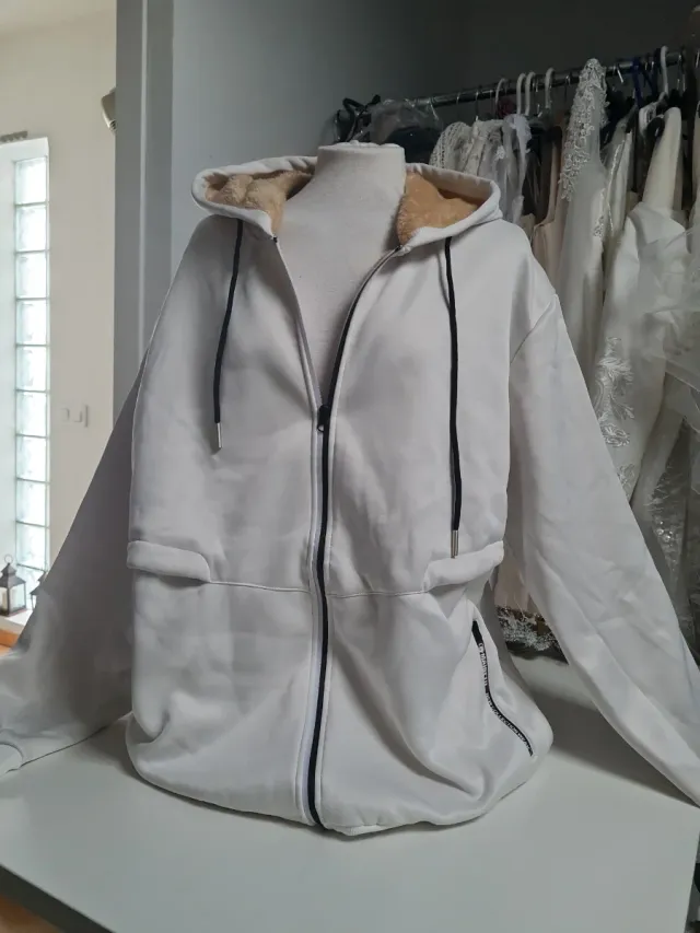 Sudadera larga con cremallera y capucha