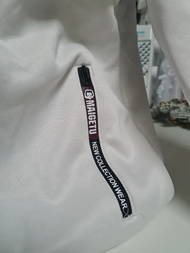 Sudadera larga con cremallera y capucha