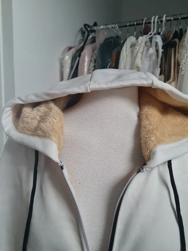 Sudadera larga con cremallera y capucha