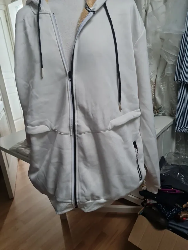 Sudadera larga con cremallera y capucha