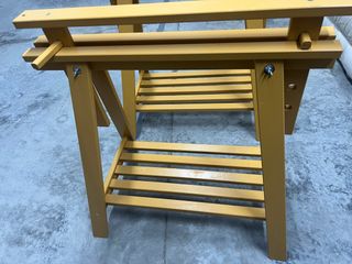 Caballetes de mesa de madera amarillos