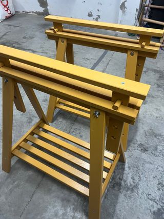 Caballetes de mesa de madera amarillos