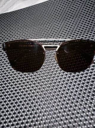 Gafas de sol Prada negras y marrones
