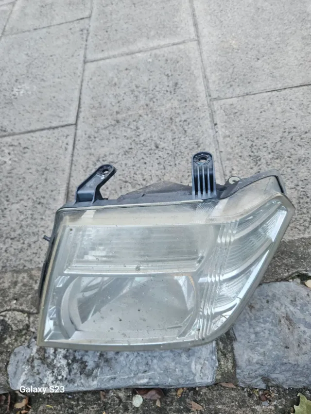 Faro Izquierdo Nissan Navara 2009