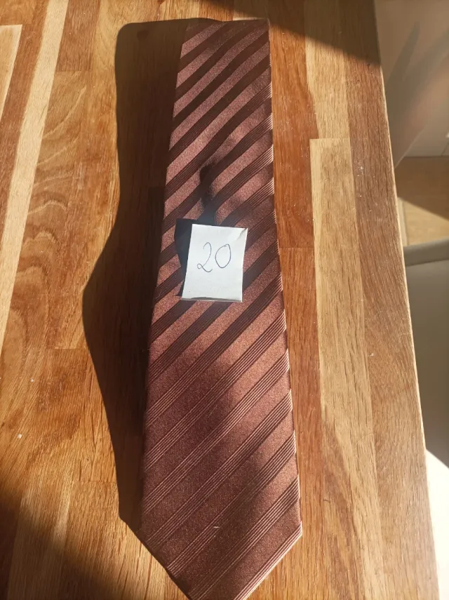 Corbata marrón con rayas
Seda