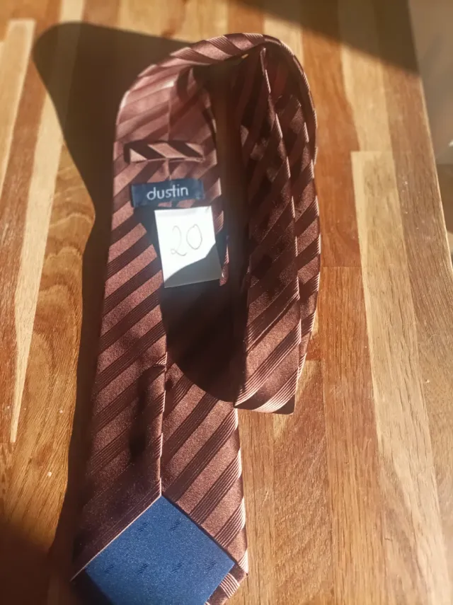 Corbata marrón con rayas
Seda