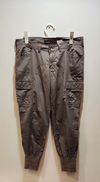 Pantalón cargo gris con puño