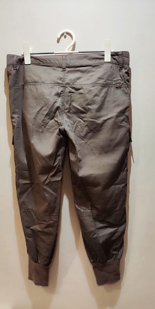 Pantalón cargo gris con puño