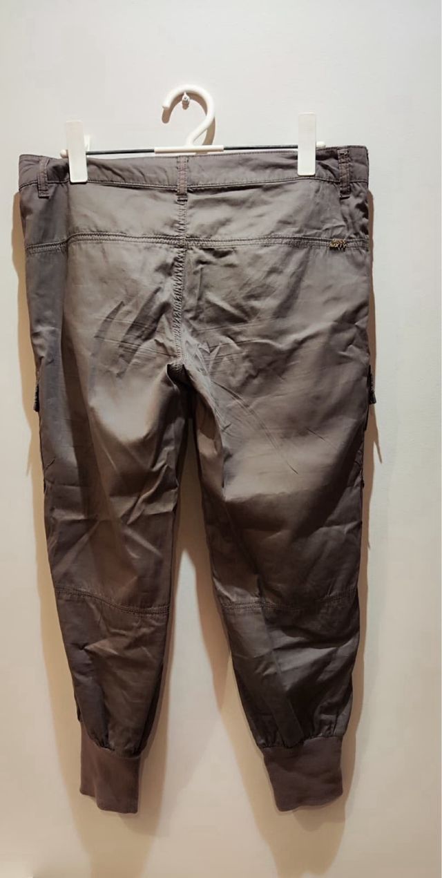 Pantalón cargo gris con puño