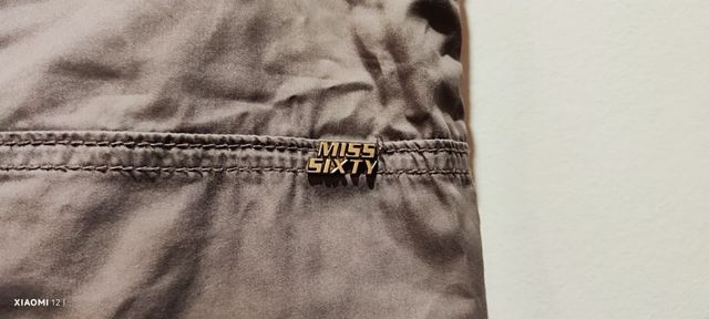 Pantalón cargo gris con puño