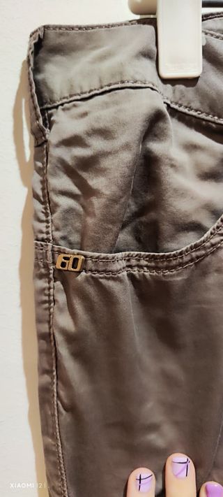 Pantalón cargo gris con puño