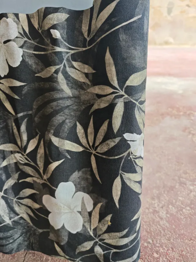 Papel pintado floral oscuro