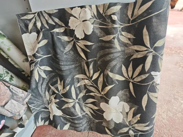 Papel pintado floral oscuro