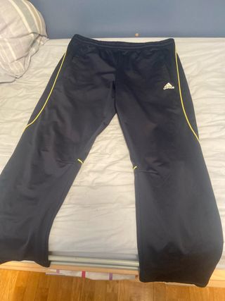 Pantalón Adidas Negro con Detalles Amarillos