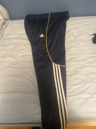 Pantalón Adidas Negro con Detalles Amarillos