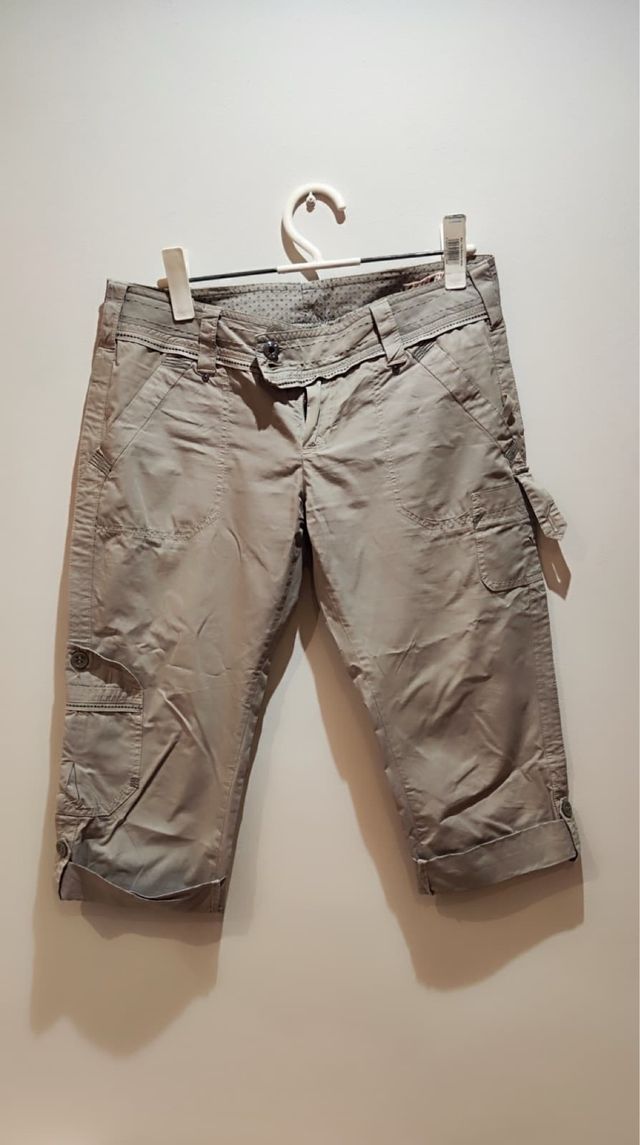 Pantalón capri beige con puño