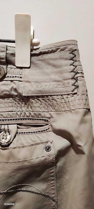 Pantalón capri beige con puño