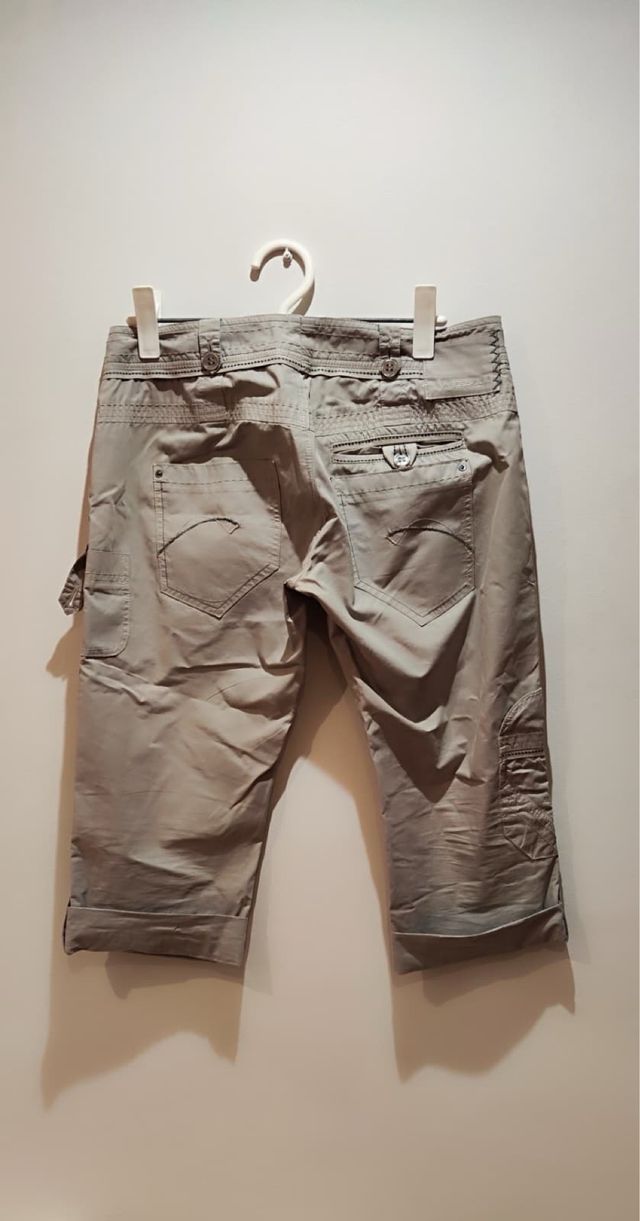 Pantalón capri beige con puño