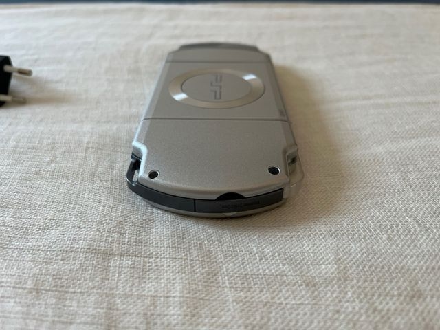 PSP Slim 2004 Ice Silver