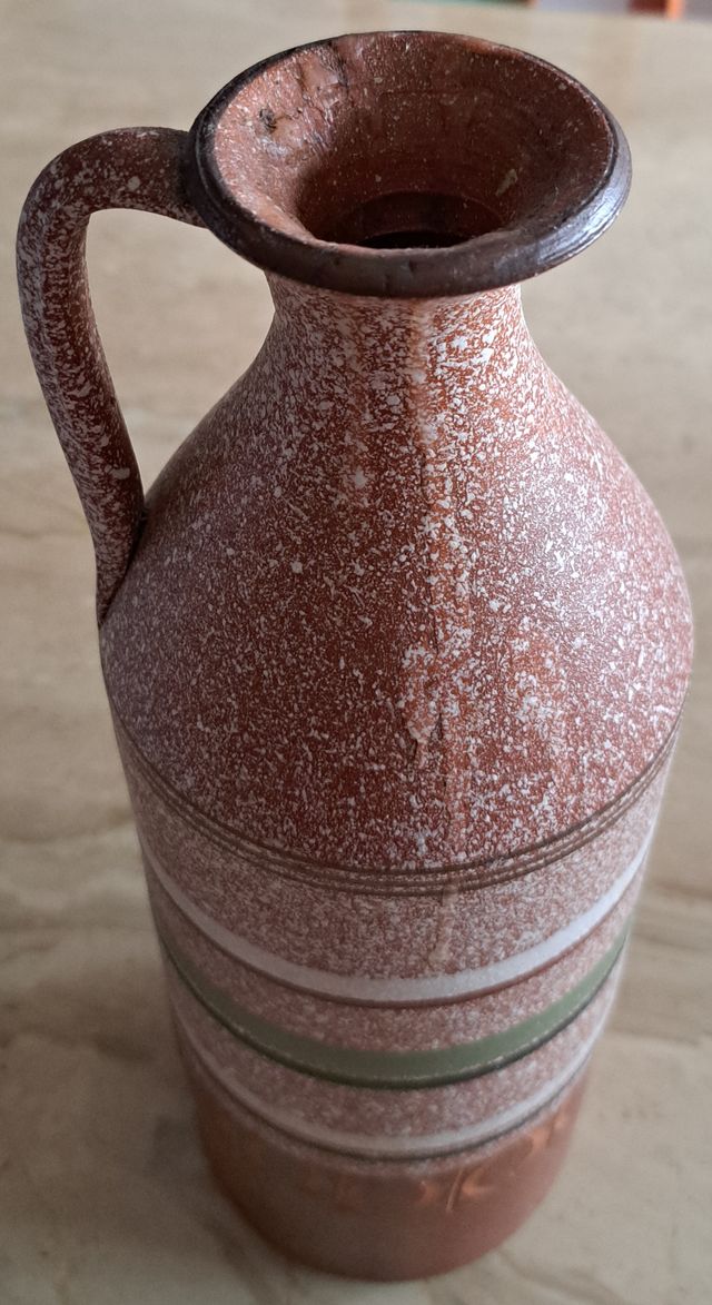 Jarra de terracota con asa