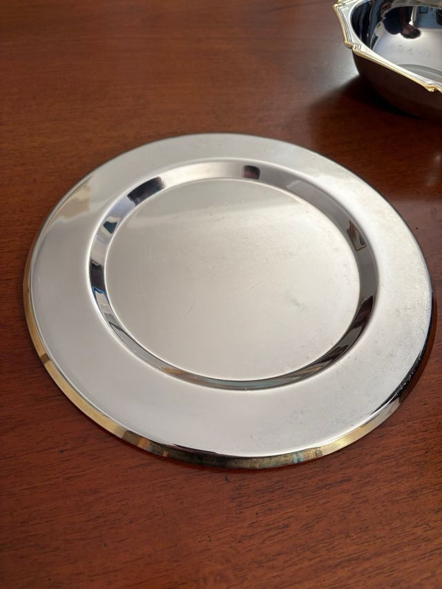 Vassoio e ciotola in acciaio dorato