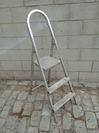 Escalera aluminio pequeña plegable