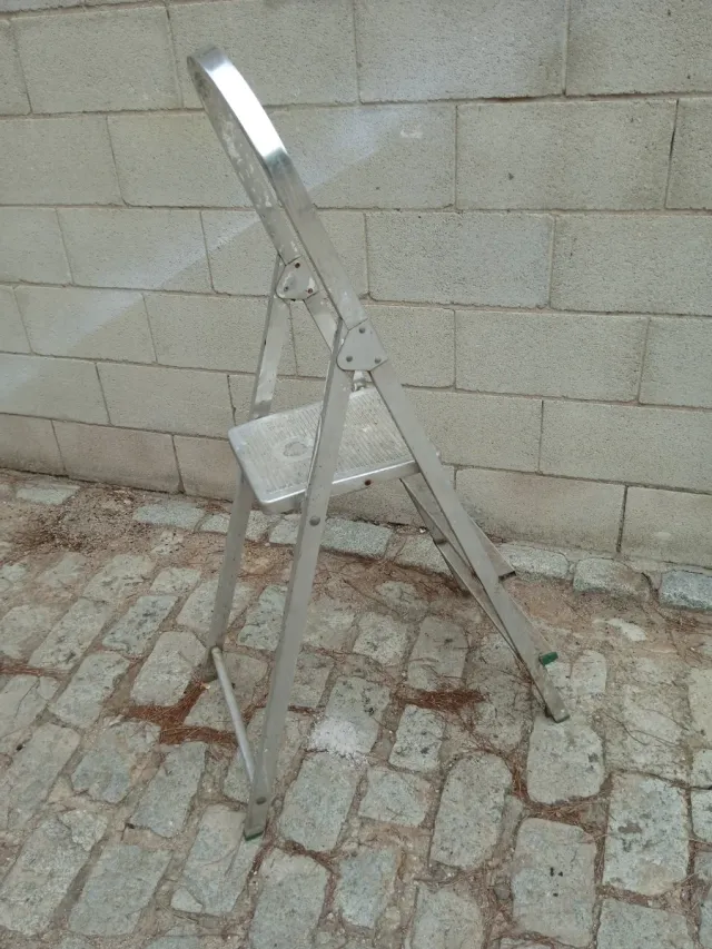 Escalera aluminio pequeña plegable