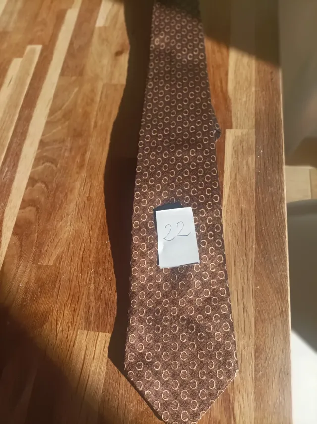 Corbata marrón con círculos
Seda