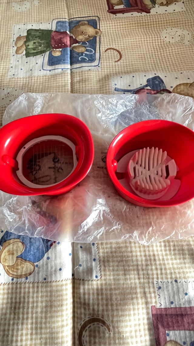 Cortador de huevos Tupperware rojo